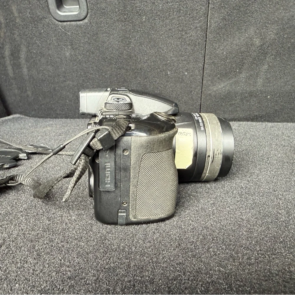 Nikon coolpix p600 camera with charger and battery